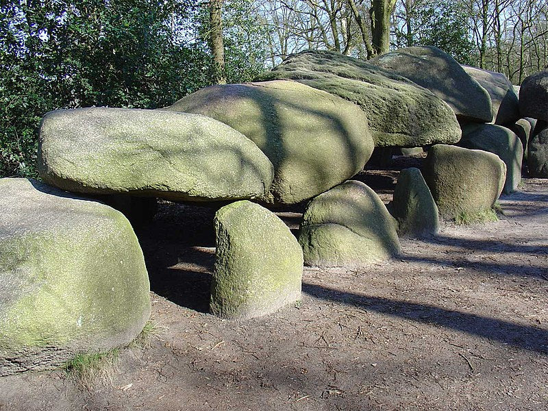 De prehistorische hunebedden
